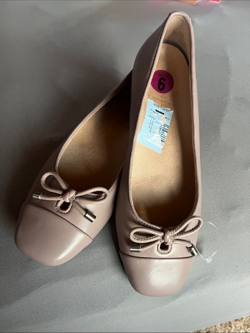 Vionic Tan Women’s Size 6 Slip On Flat Shoes with Cute Bows, new with tag